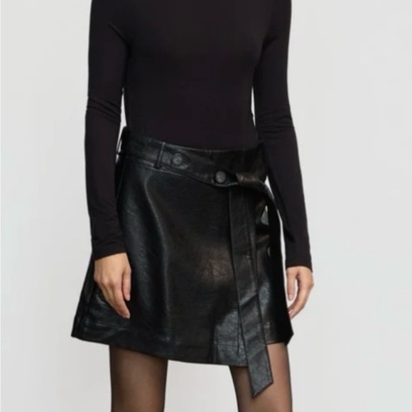 nwt Modern Citizen Tanner Black Faux Leather A-Line Wrap Mini Skirt Size 1X - Picture 16 of 17